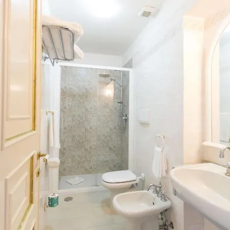 מלון Parisi Grand 4*
